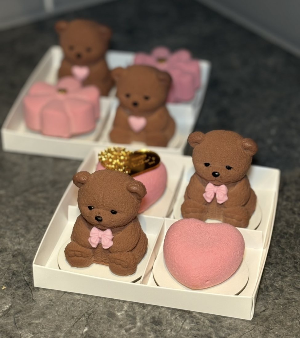 Teddy bear mousse cakes and pink gift box mousse cakes